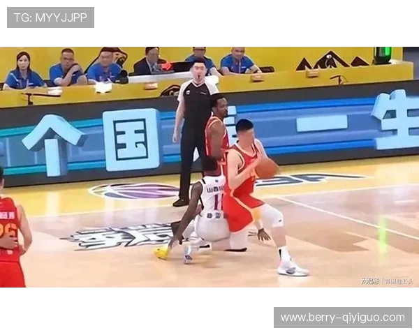 被迪亚洛撞到膝盖，博主：胡金秋赛后膝盖缠着厚厚的冰袋